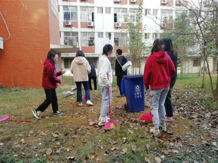 新能源车辆学院学生第二党支部开展打扫卫生活动