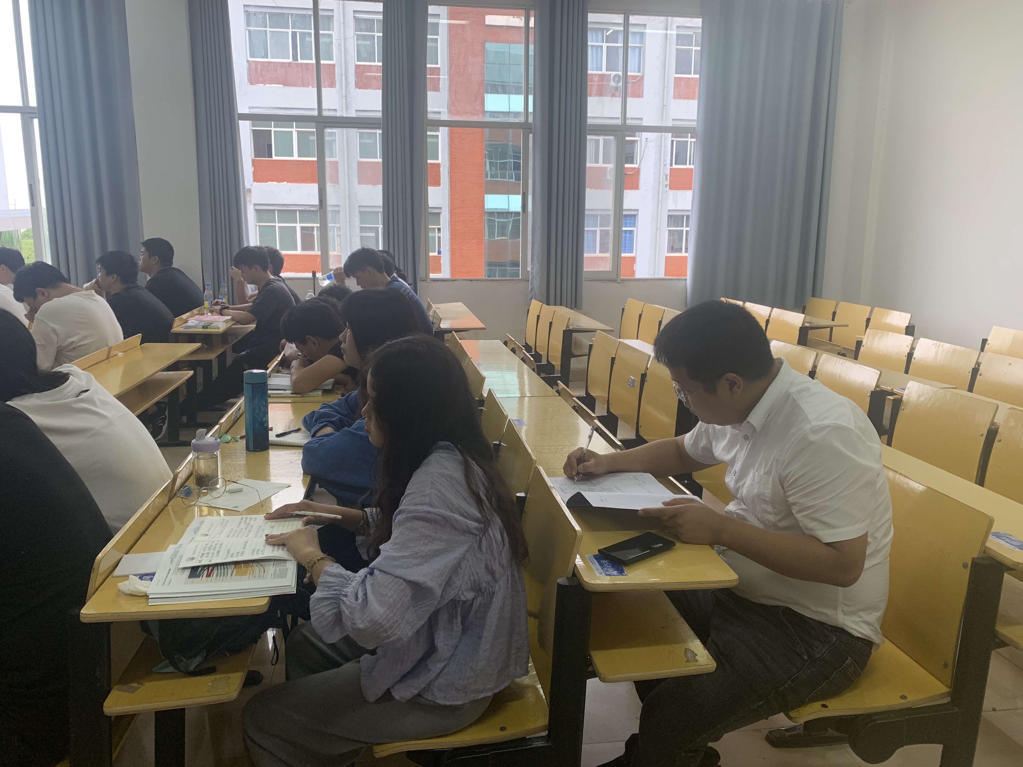 传媒设计学院领导走进课堂聆听讲课